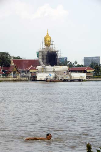 swim chao phrya-AsiaPhotoStock