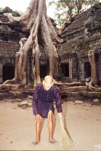 ta prohm cleaner-AsiaPhotoStock