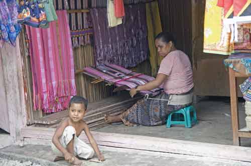 tais weaving-AsiaPhotoStock