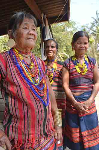 three brau women-AsiaPhotoStock