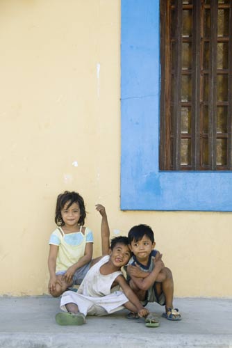 three siblings-AsiaPhotoStock