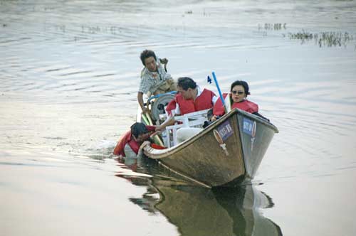 tourist overboard-AsiaPhotoStock