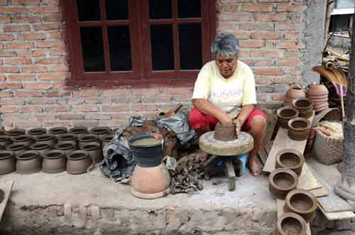 turning clay-AsiaPhotoStock