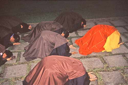 vesak bowing-AsiaPhotoStock