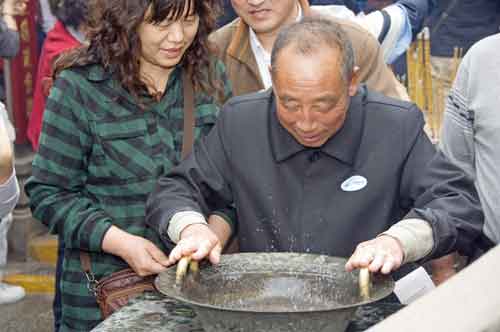 vibrating bowl-AsiaPhotoStock