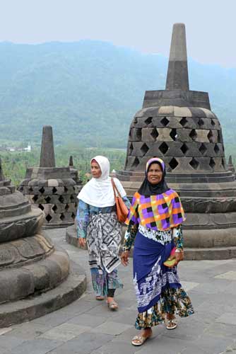 walk borobudur-AsiaPhotoStock