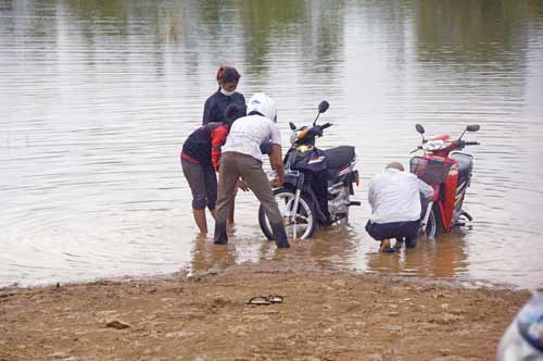 washing motorbikes-asia photo stock