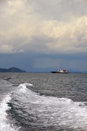 waves boat-AsiaPhotoStock