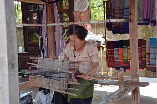 weaver at museum-AsiaPhotoStock