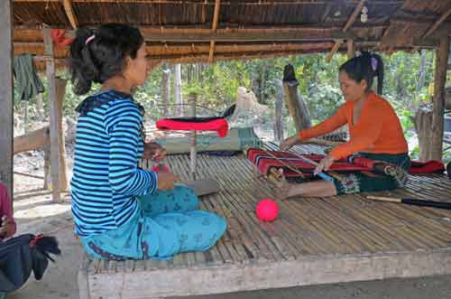 weavers in attapeu-AsiaPhotoStock