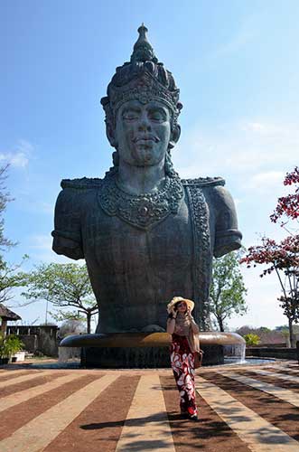 wisnu and tourist-AsiaPhotoStock