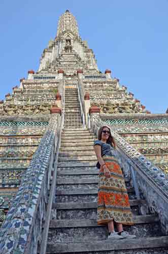 woman at wat arun-AsiaPhotoStock