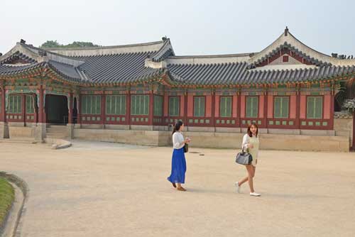 women Changdeokgung-AsiaPhotoStock