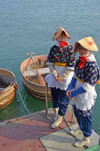 women and tub boats-AsiaPhotoStock