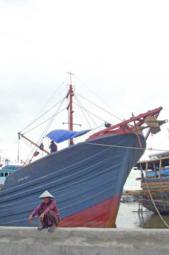 worker jakarta harbour-AsiaPhotoStock