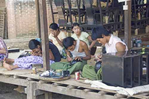 workers lacquer-AsiaPhotoStock