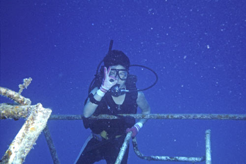 diver on wreck-AsiaPhotoStock