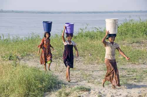 girls bucket-AsiaPhotoStock