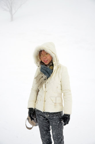 pose in the snow-AsiaPhotoStock