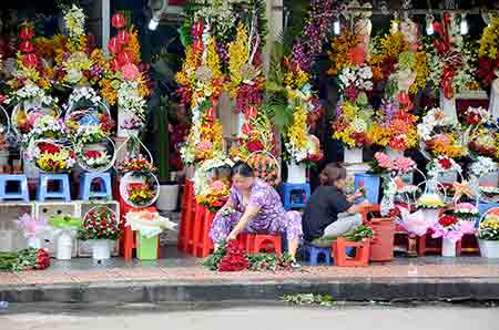 sorting flowers-AsiaPhotoStock